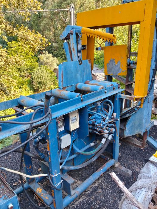 Máquina de cortar e rachar