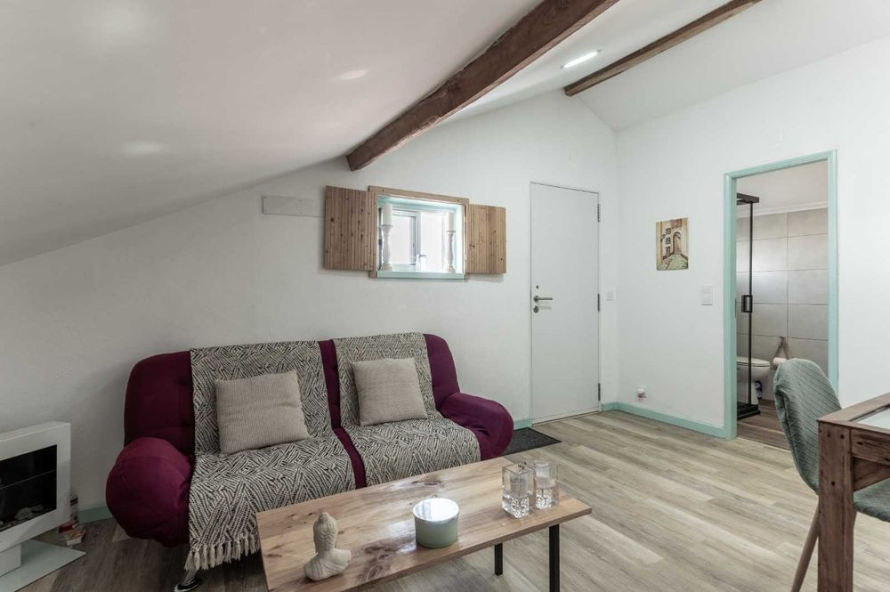 Alugo 1º andar moradia em Fernao Ferro