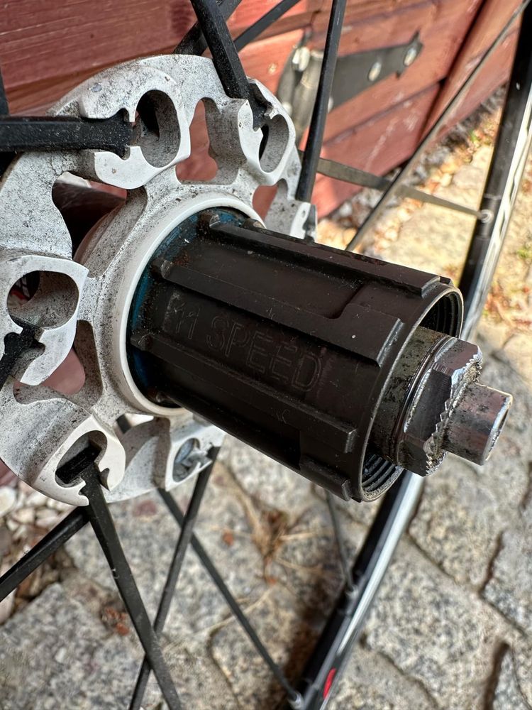 Kolo szosowe Fulcrum Racing Zero uszkodzone