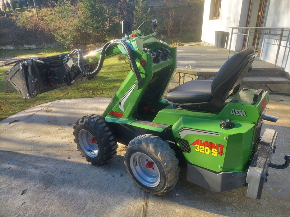 Mini ladowarka avant 320S+