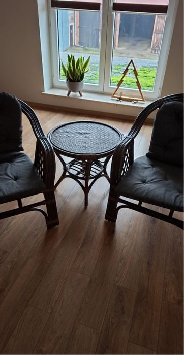 Komplet stolik i krzesla