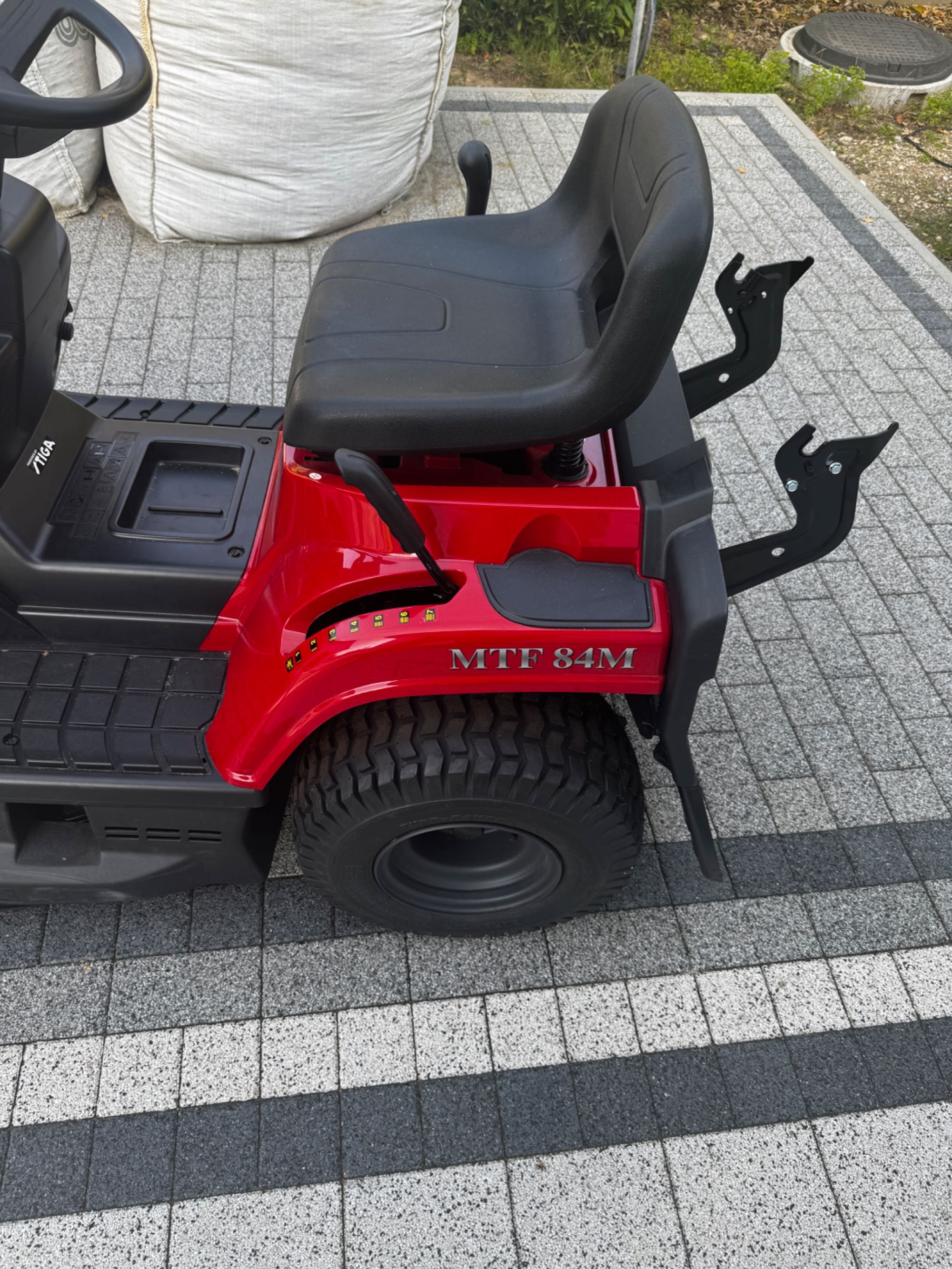 Mountfield MTF 84M ST 350 z koszem nowy traktorek kosiarka z fakturą