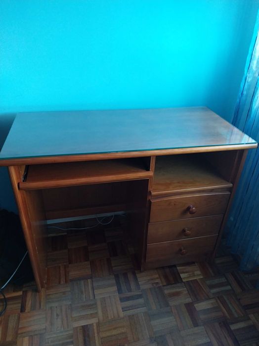 Secretária com tampo de vidro, 3 gavetas e prateleira deslizante