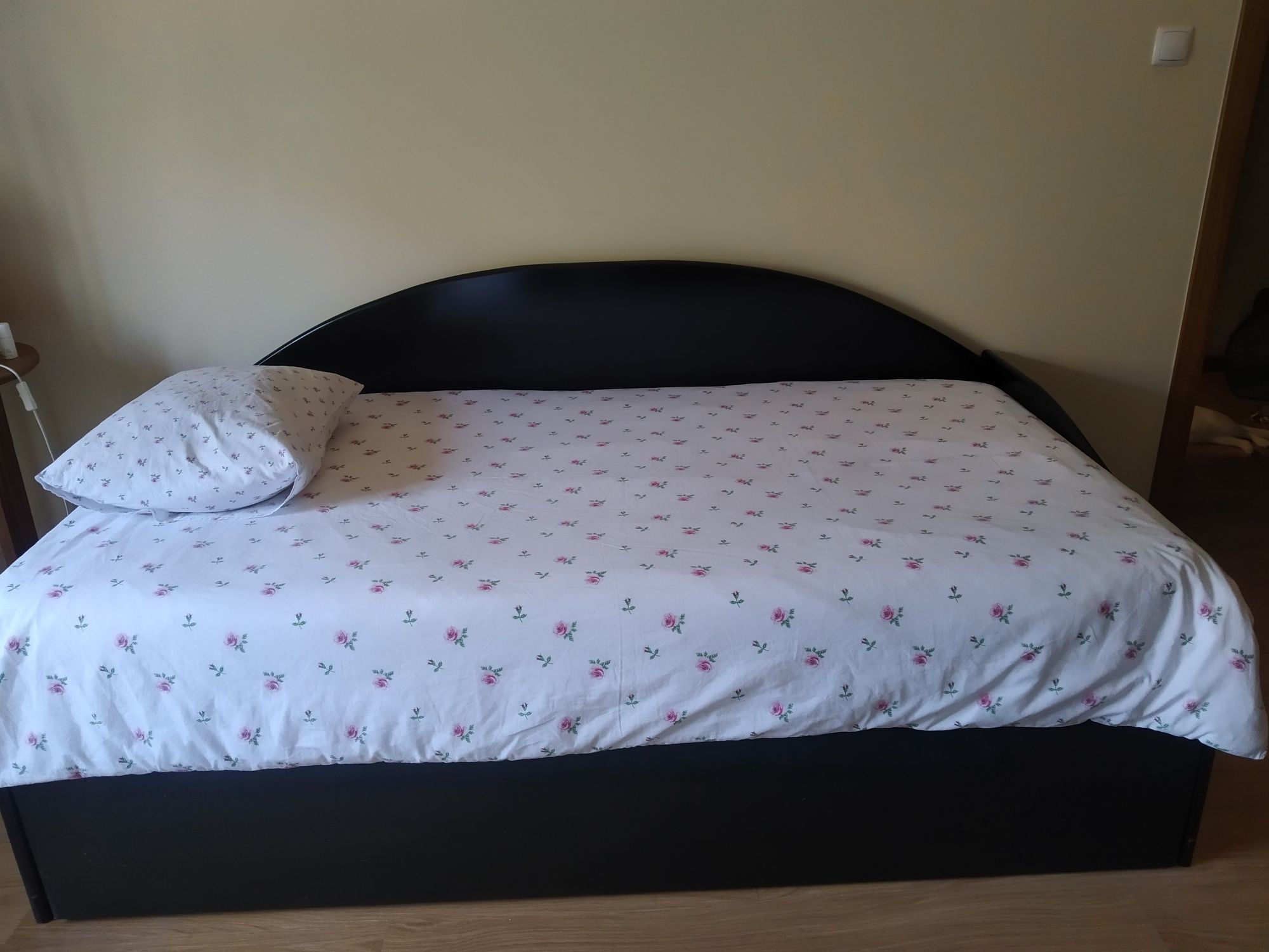 Cama com gavetao (para outra cama ou para arrumação) + colchão