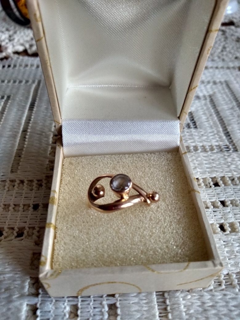 Piękny złoty pierścionek z kryształem górskim