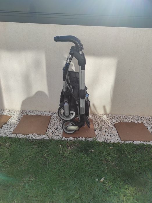Carrinho de bebê e alcofa