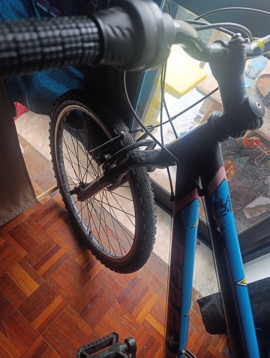 Bicicleta com suspensão  em bom estado
