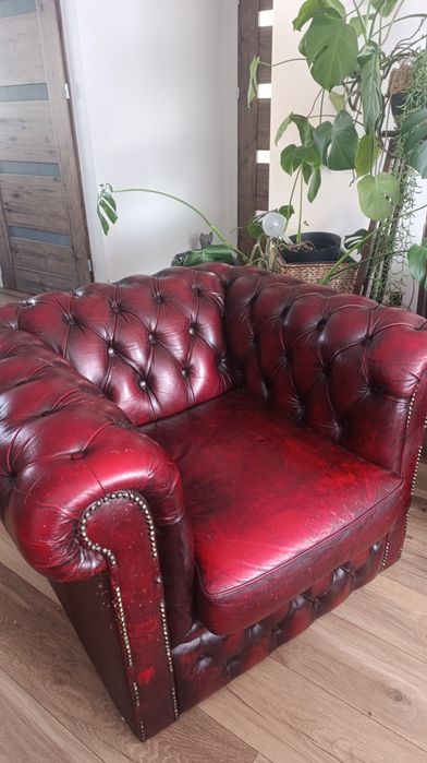 Wyjątkowy komplet skórzanych mebli w stylu Chesterfield