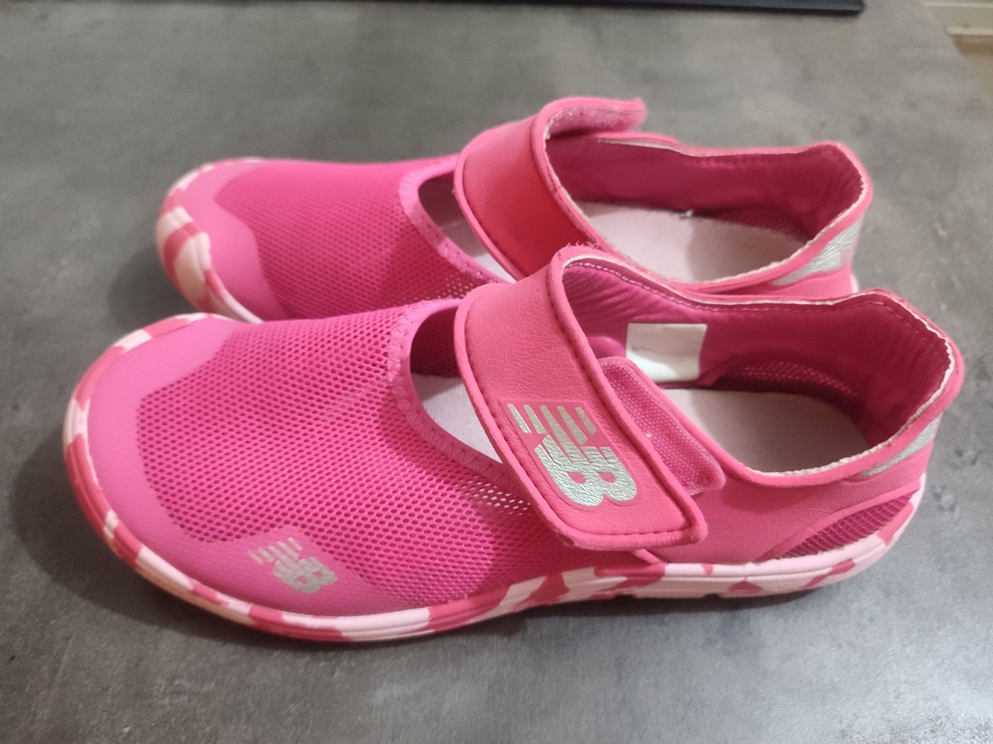 Рожеві макосіни на дівчинку крокси crocs Нью беленс new balance 22 стє