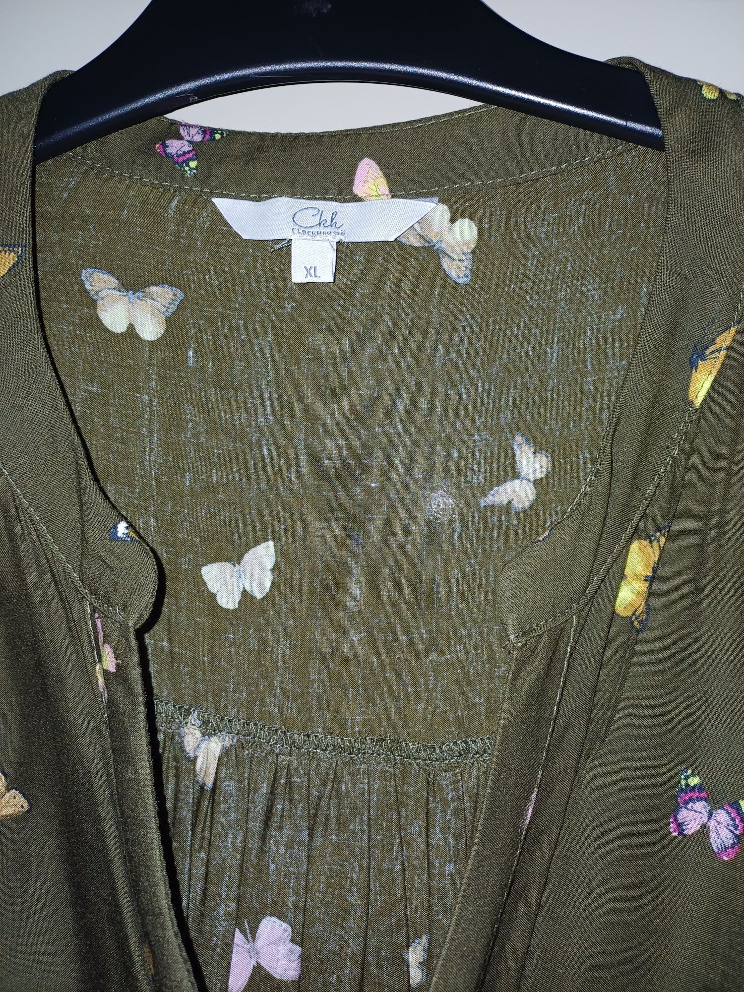 Vestido estampado com borboletas e flores. Manga comprida. 
Tamanho L/