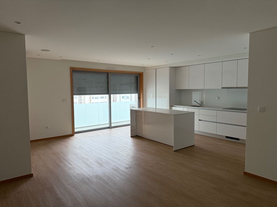 Apartamento T2 (Passionistas) Novo, último andar para arrendamento