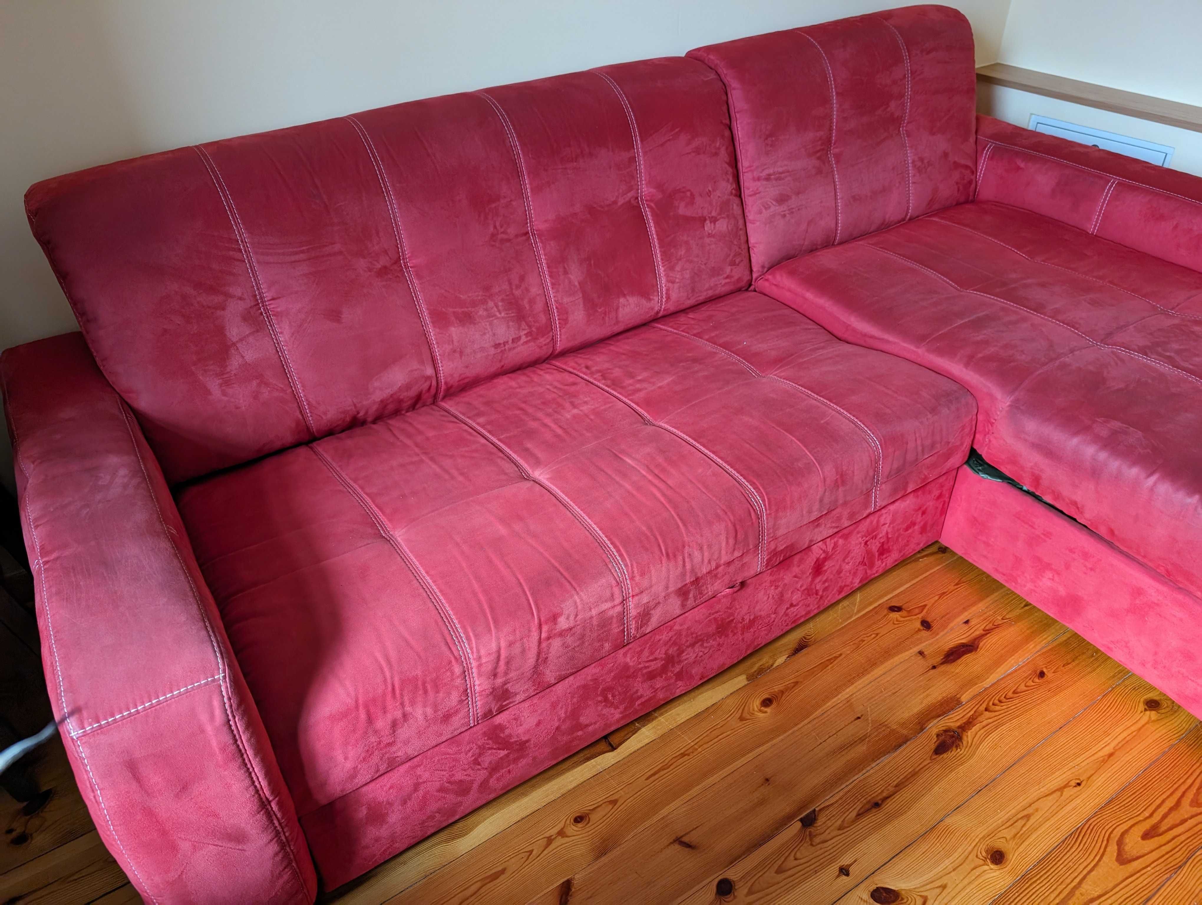 Czerwona sofa z funkcją spania