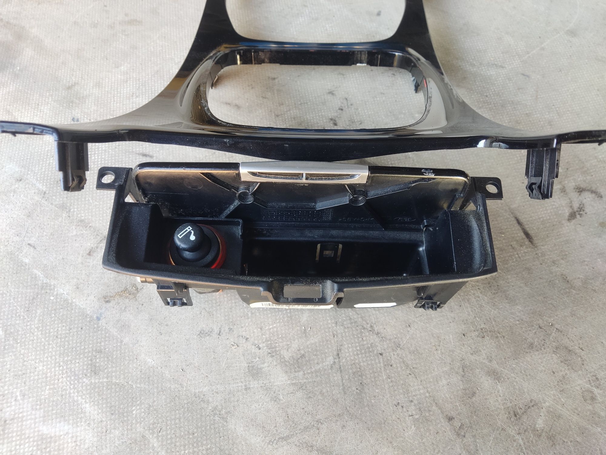 Ford S-Max Piano Black ramka i popielniczka