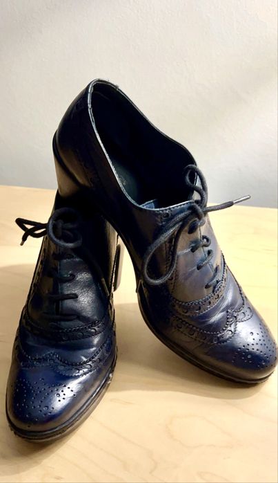 Sapatos em azul marinho de saltio da Exé