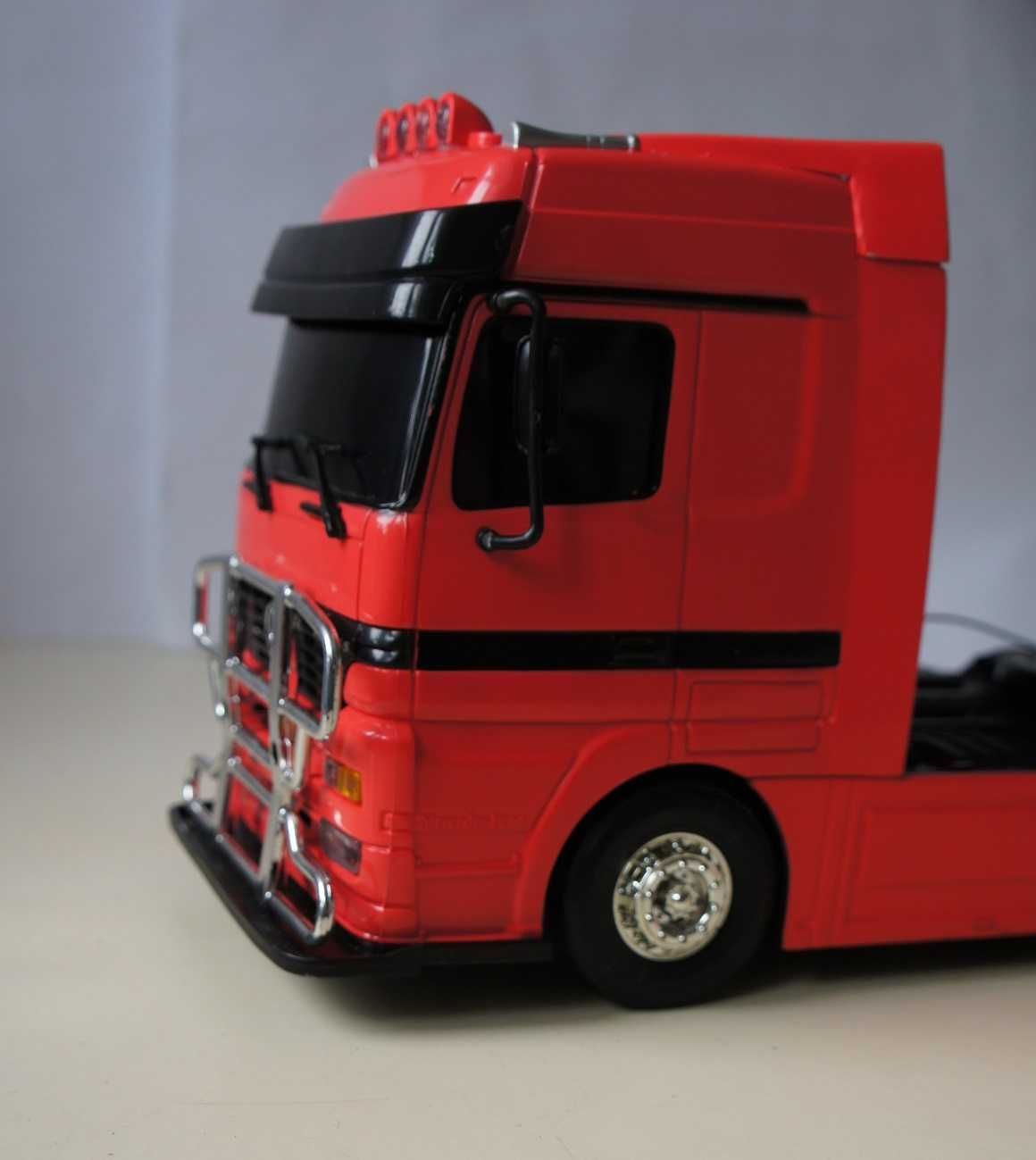 Samochód MERCEDES ACTROS 1/24 radio RC na pilot