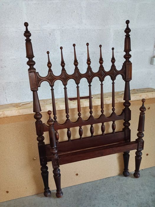 Cama de solteiro vintage em madeira maciça de castanho com estrado e c