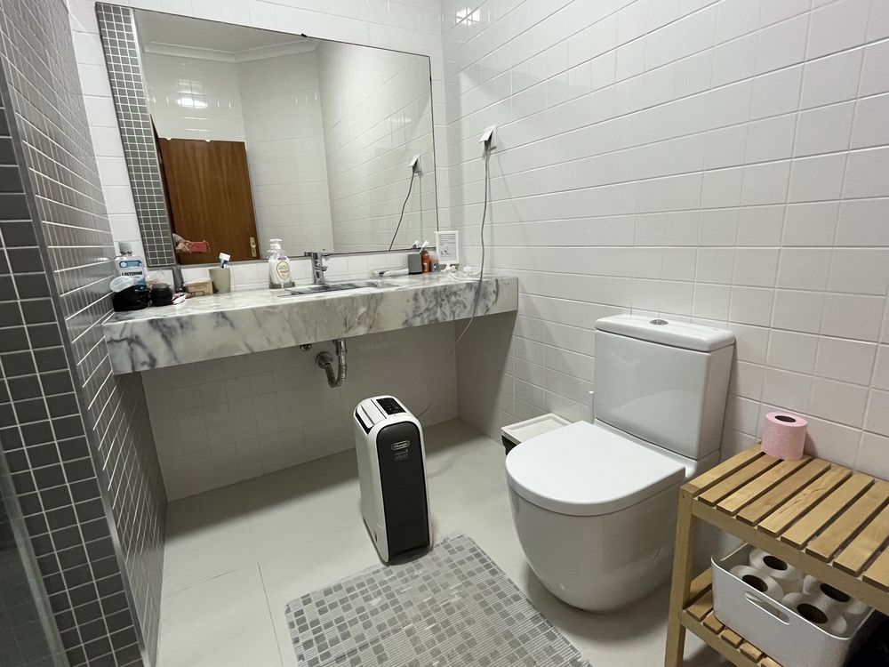Quarto com varanda no centro ambiente tranquilo
