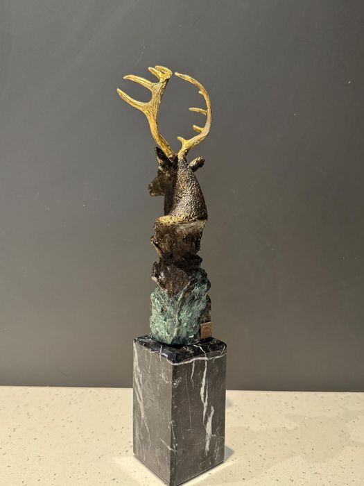 Figurka jelenia z brązu