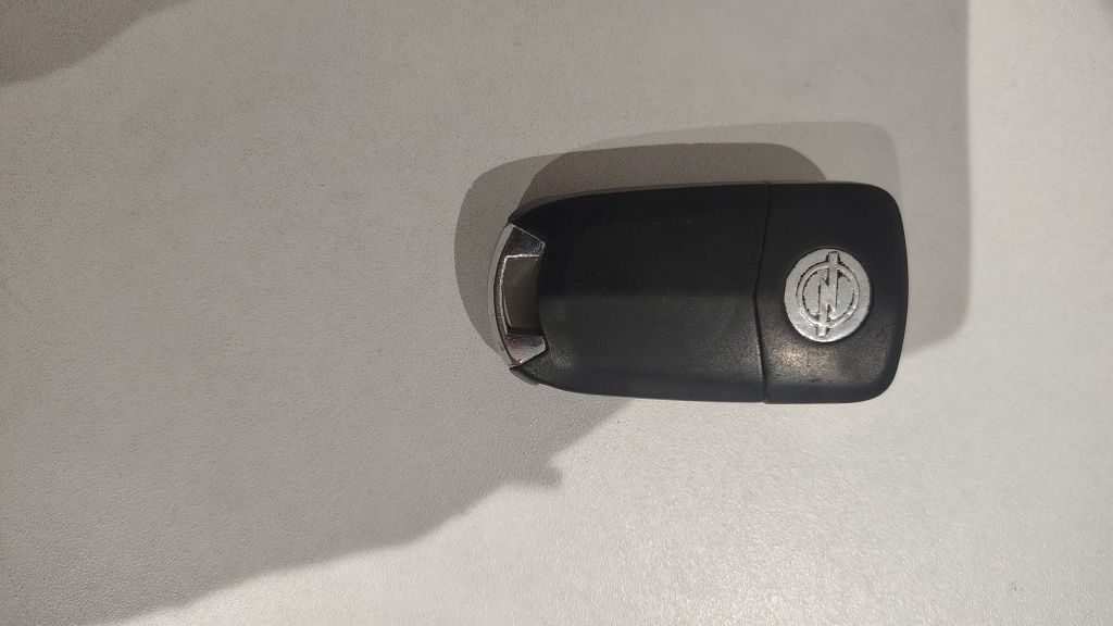 Obudowa do pilota wraz z elektroniką do samochodów marki Opel