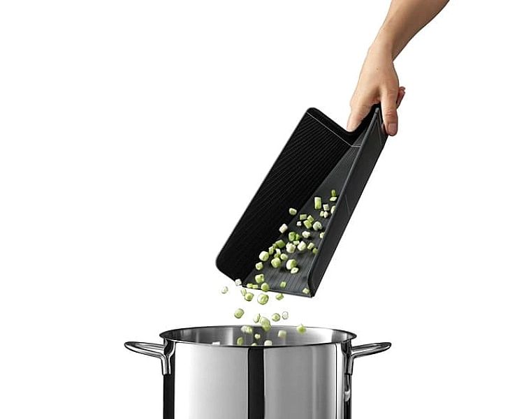 Deska Chop2Pot Plus Regular, czarna / Joseph Joseph