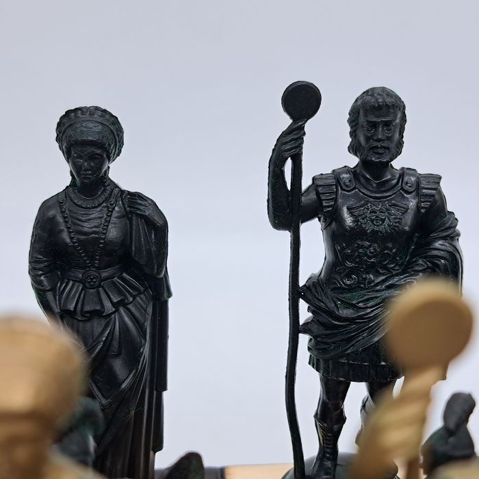 Шахи Спартанські. Дерев'яна дошка, пластикові фігури. 49х49см Шахматы