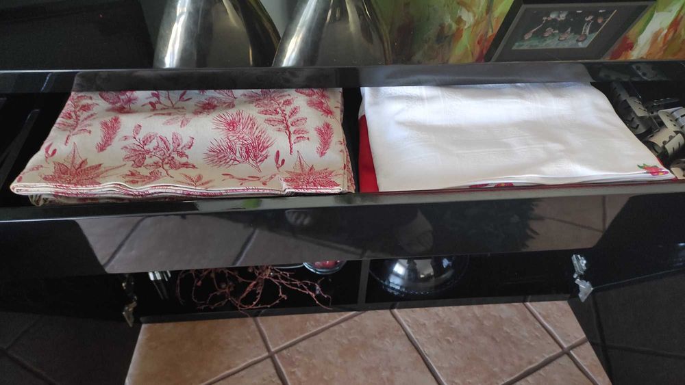 Aparador e mesa lacados preto brilhante