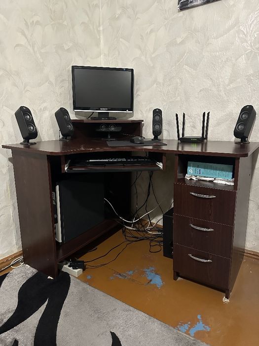 Стіл письмовий, комп'ютерний кутовий