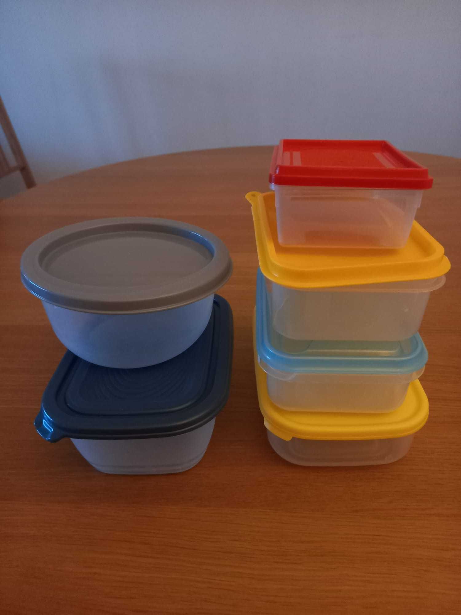 Tupperwares de diversas cores/tamanhos