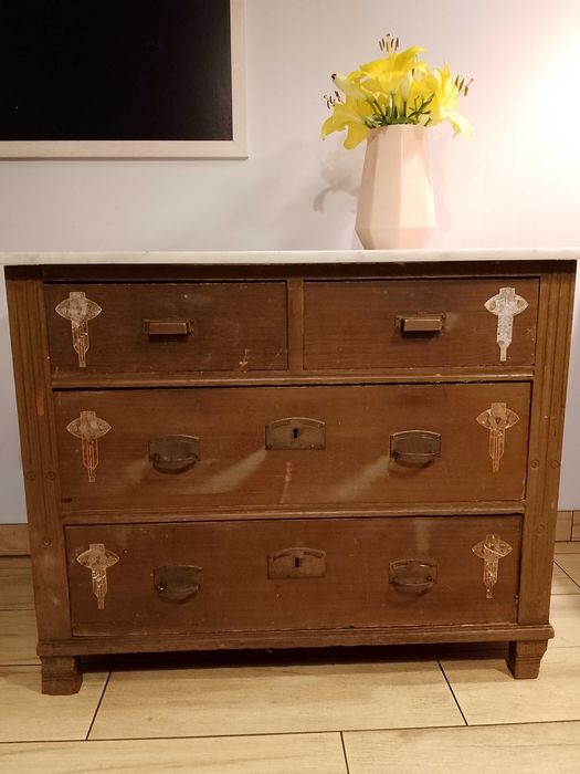 Komoda drewniana z marmurowym blatem