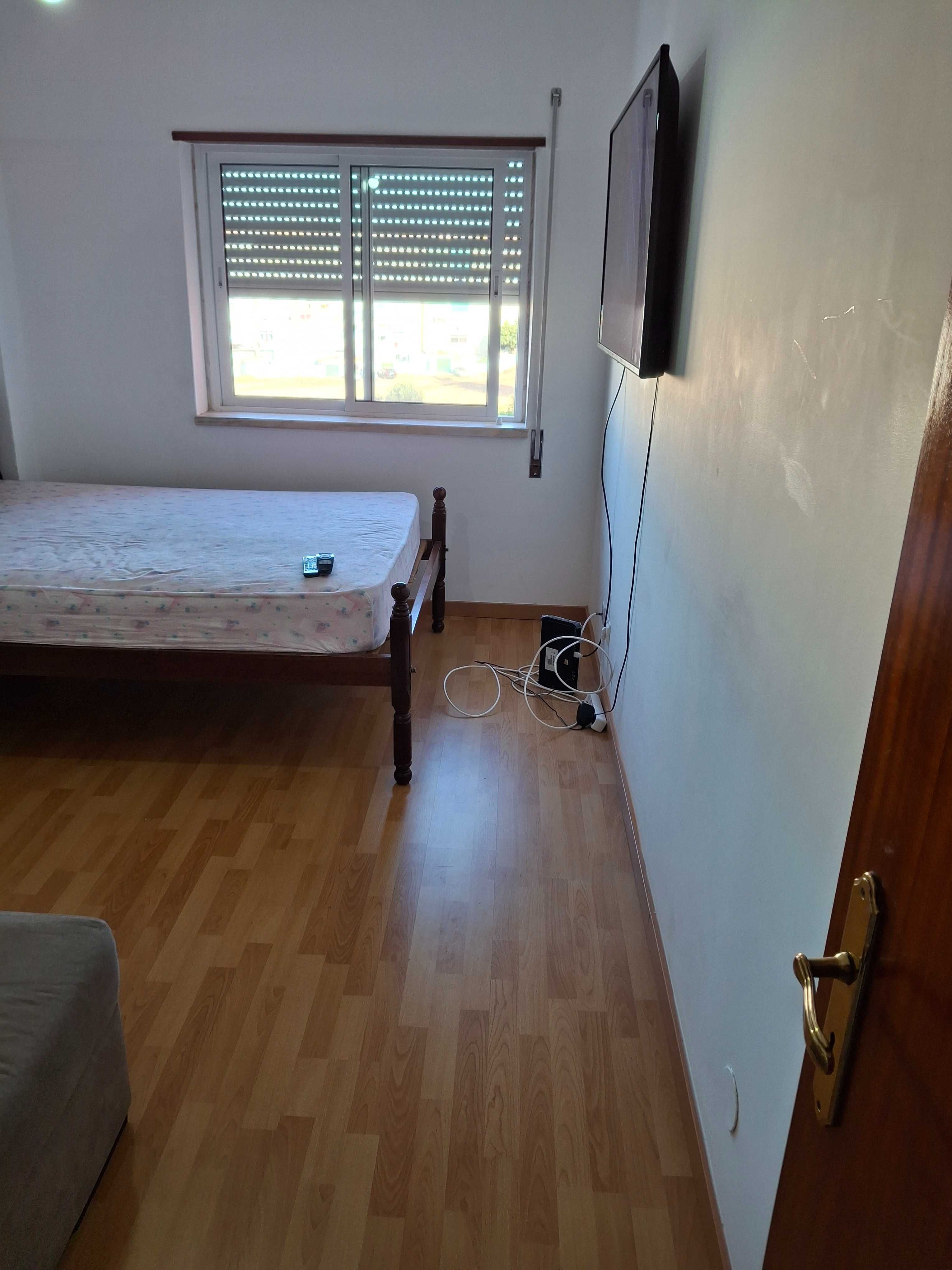 Alugo quarto em amora