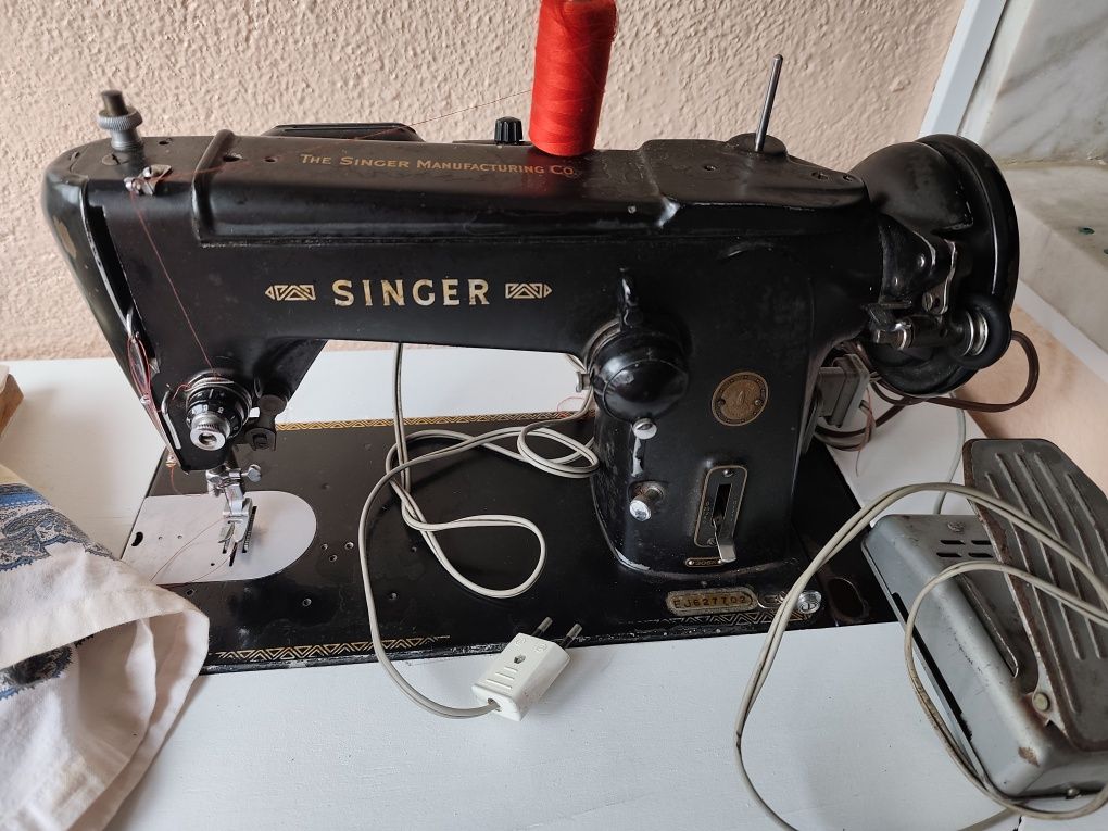 Máquina de costura Singer, mesa em ferro