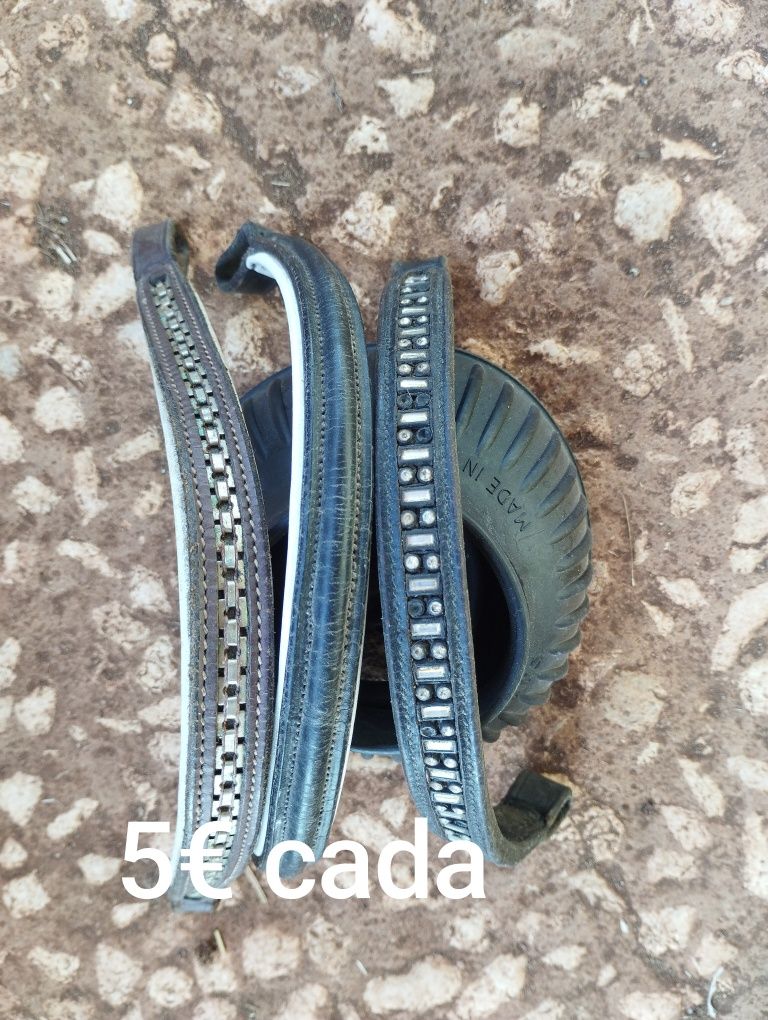 Vende se vários artigos de equitação