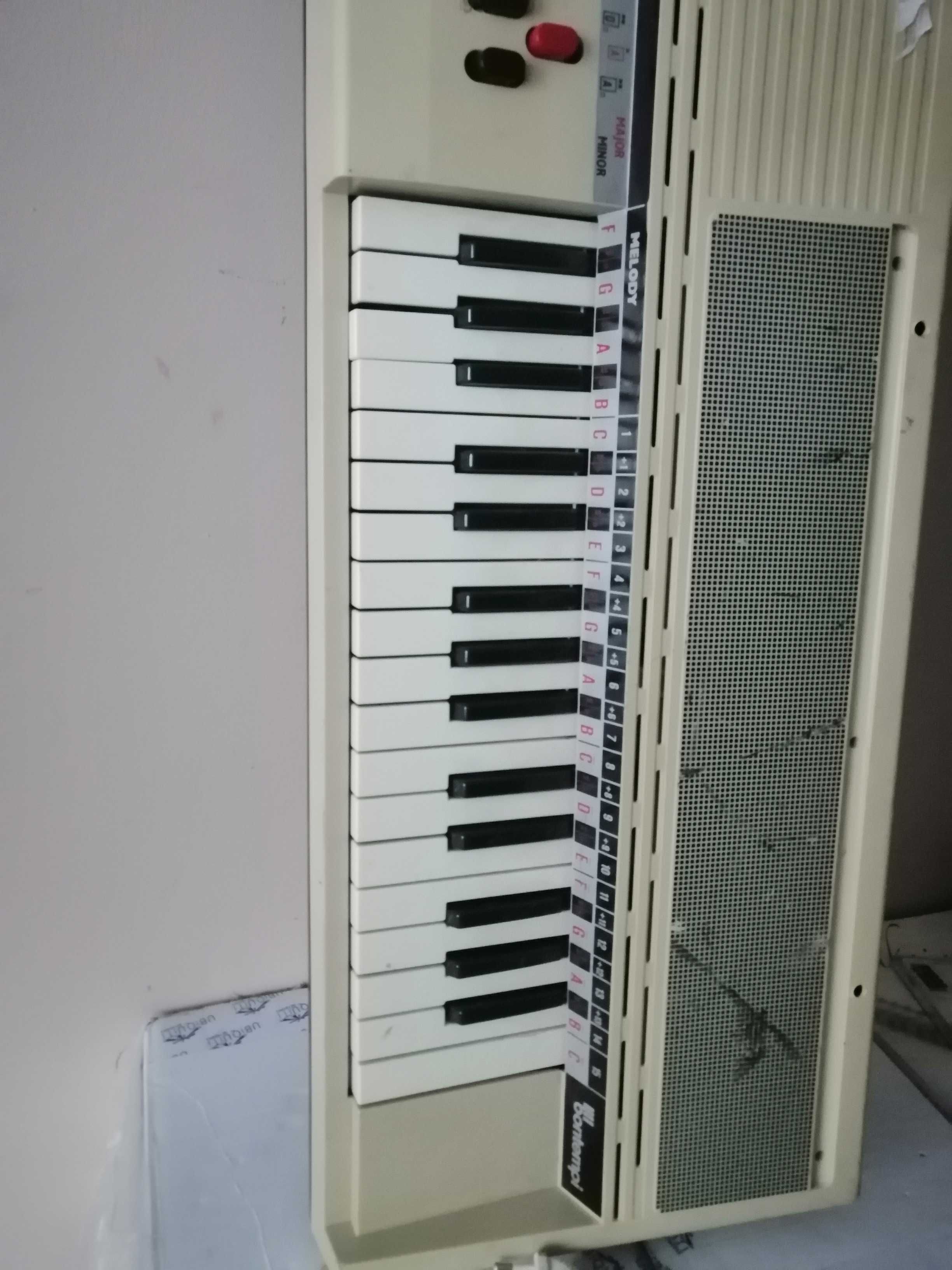 organy Vintage Bontempi Electric z lat 80. włoska klawiatura