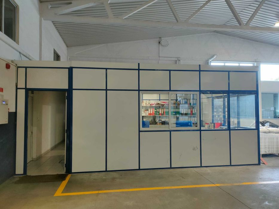 Estrutura para gabinetes ou arrumos com secretárias, móveis e cadeiras