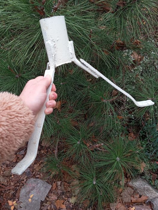 Металева тринога для ялинки