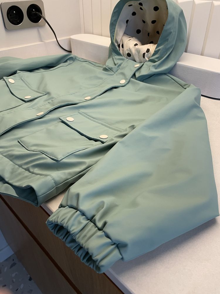Zielona kurtka / płaszczyk przeciwdeszczowy M&S 9-10 lat (rozmiar 140)
