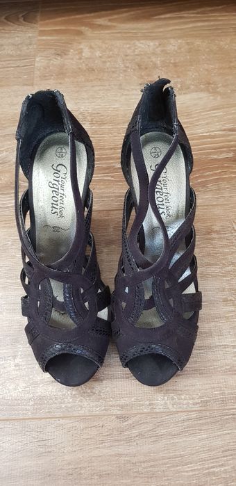 Sandały na koturnie 38