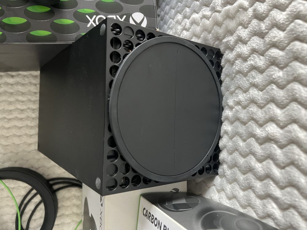 Xbox Series X 1TB + dois comandos + Headset oficial
