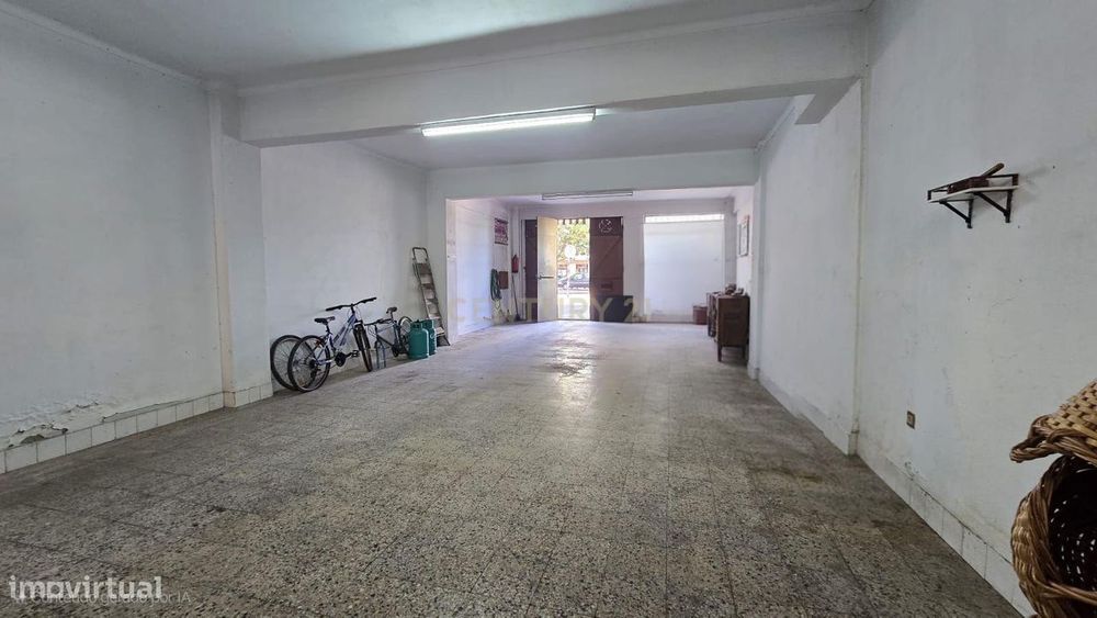 Armazém no Centro da Amora