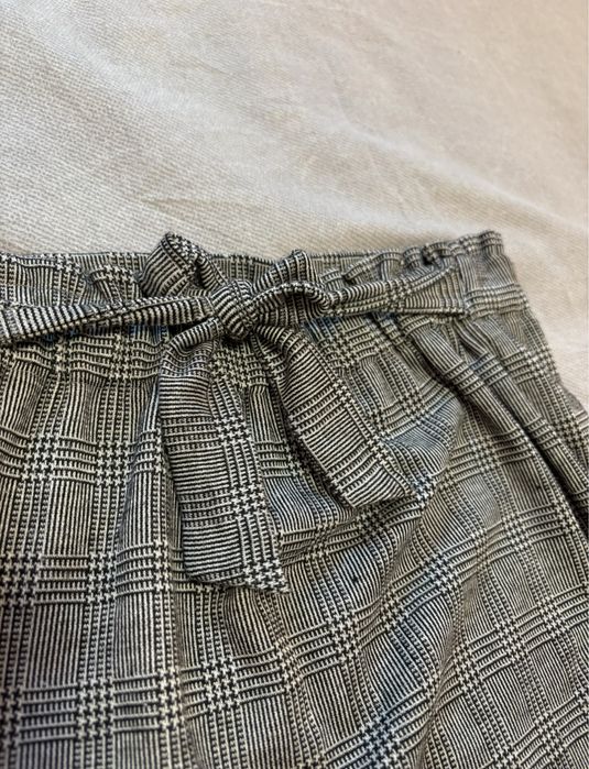 Сіра спідниця