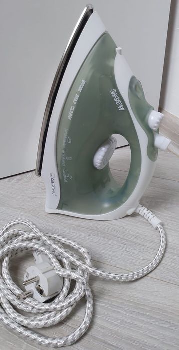 Żelazko Clatronic z pionowym wyrzutem pary 2000W