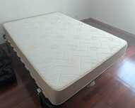 190x140 Colchão e estrutura de cama simples
