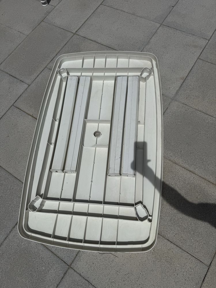 Conjunto de Mesa e Cadeiras de Jardim em Plástico