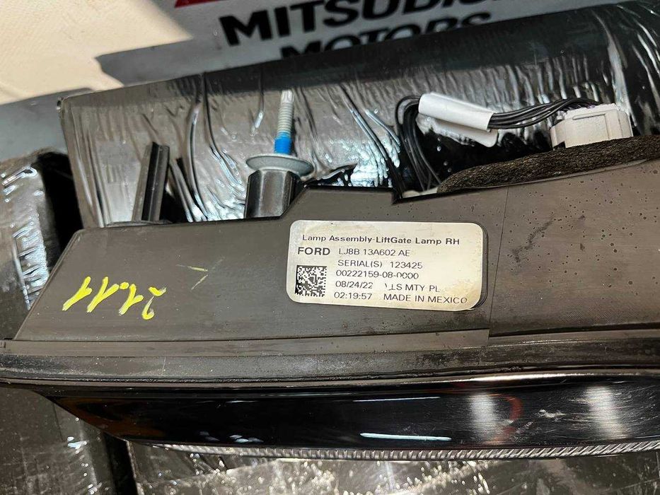 ліхтар в кришку багажника правий Ford Mustang Mach-E