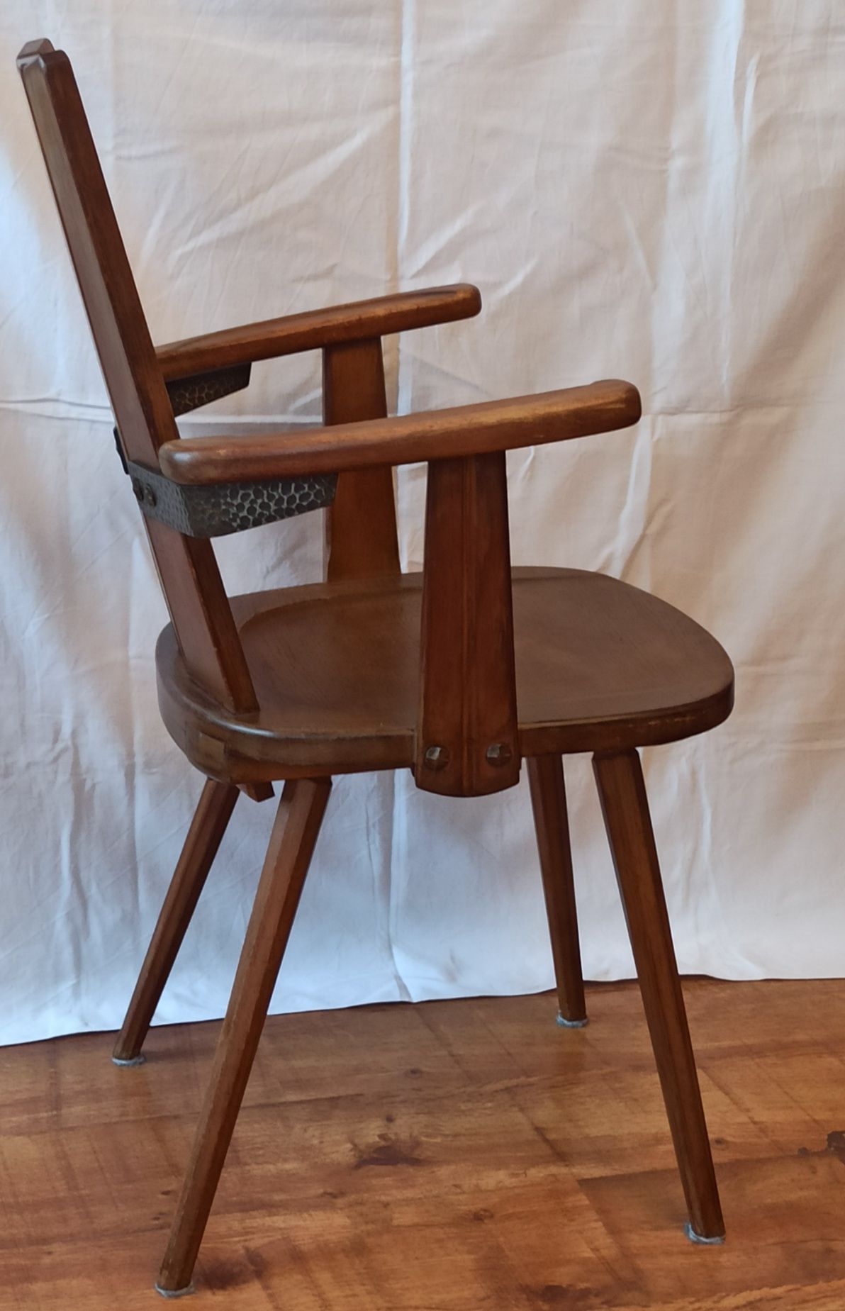 Krzesło z litego drewna z podłokietnikmi  .