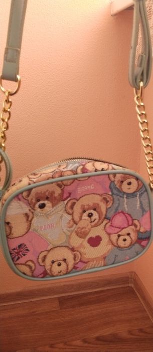 Сумка-кроссбоди с принтом плюшевых мишек.