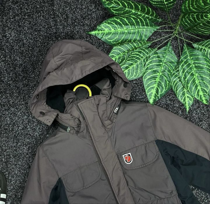 Пуховик Fjallraven Arcteryx женская размер M ( смотрите замеры )