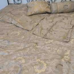 Conjunto quarto, 20 peças, colcha, cortinados, almofadas, folho cama