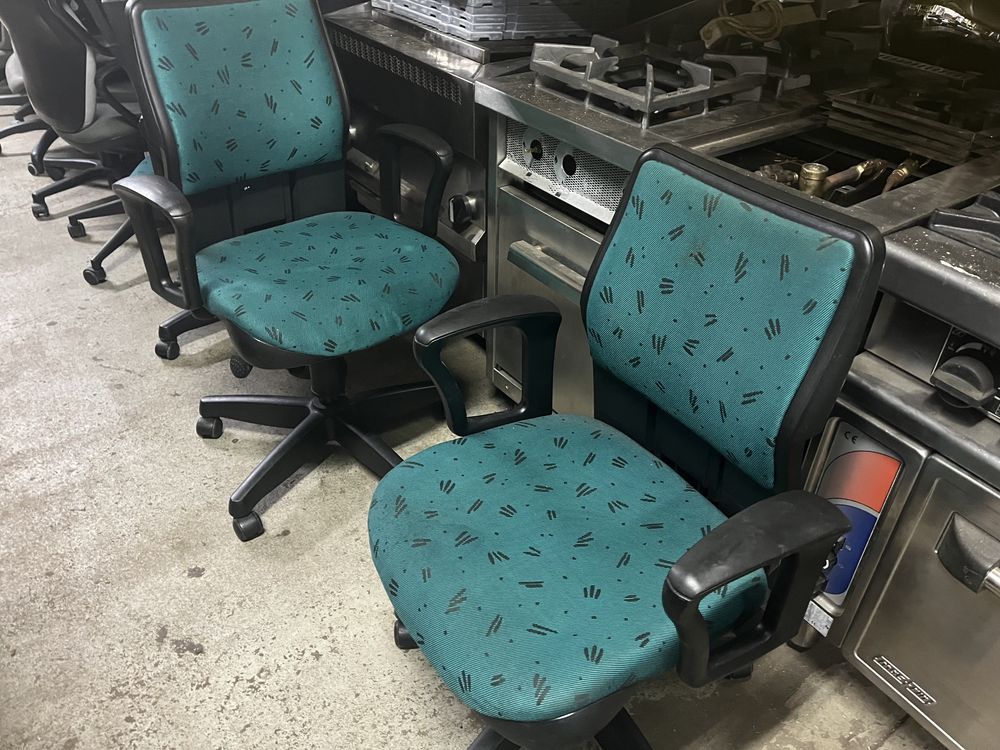 Cadeiras de escritório com apoio de braços e regulavel em altura