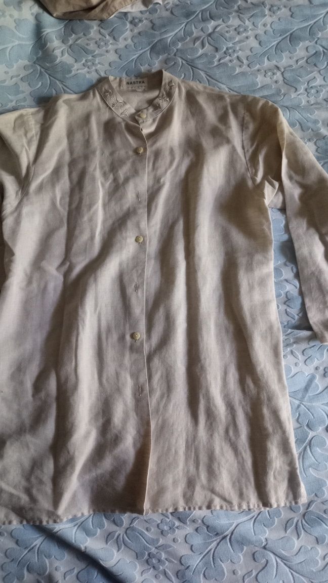 Camisa comprida com racha lateral